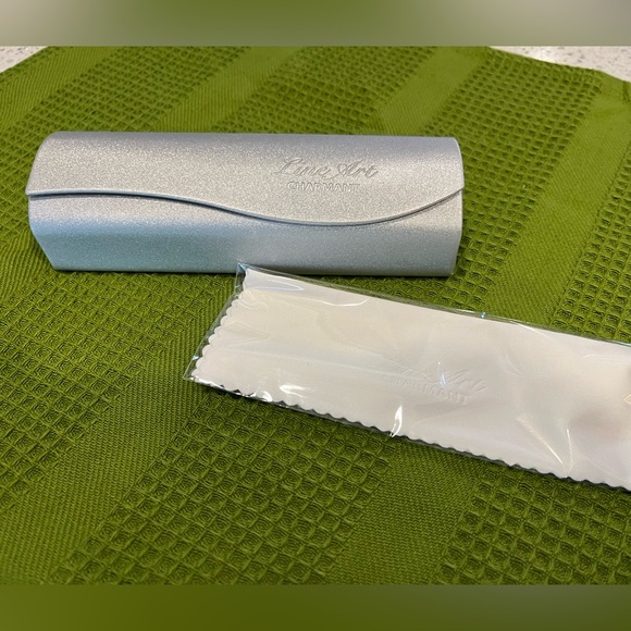 Line Art-B Eyeglass Case in Cream w/ White Cleaning Cloth- Soft Close Clam Shell - Picture 1 of 4